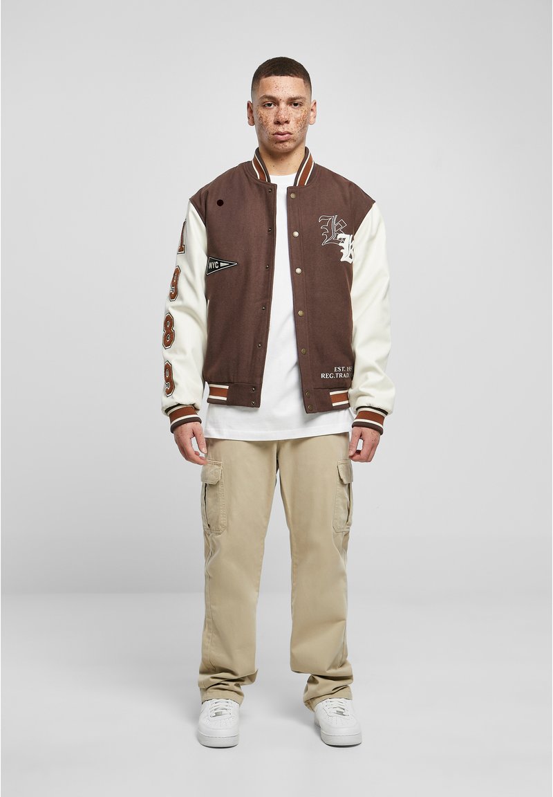 Karl Kani - OLD ENGLISH BLOCK COLLEGE - Geacă bomber - brown/off white, Extindeți