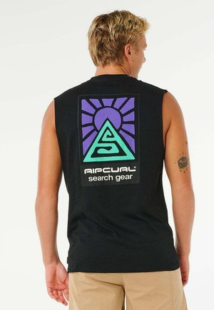 Zwart mouwloos T-shirt met een kleurrijk grafisch ontwerp op de achterkant, waaronder een paarse zon, groene driehoek en de merknaam "AIPACURL".