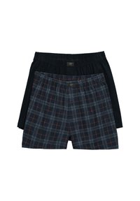Deux paires de boxers pour hommes : l'une noire unie, l'autre à carreaux sombres avec des lignes rouges et blanches, toutes deux avec des ceintures élastiques et une braguette à bouton.