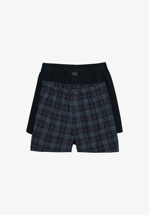 Zwei Paare Männerboxershorts: eine vollständig schwarze, eine dunkel karierte mit roten und weißen Linien, beide mit elastischen Bündchen und einem Knopfverschluss.