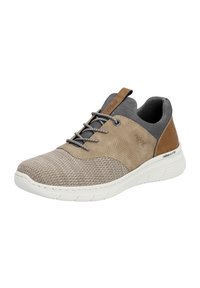 Baskets beiges avec un dessus tissé texturé et des accents en cuir brun. Elles présentent un col élastique gris et une semelle blanche rembourrée avec un léger profil de traction.