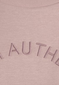 Lichtroze katoenen sweatshirt met ribbelnekom en textuur geborduurd dat "AUTH" prominent over de borst spelt.