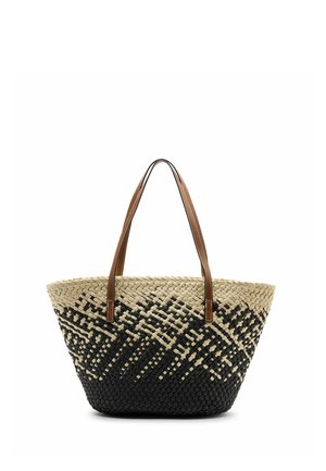 Geweven stro totebag met zwart en natuurlijke patronen, voorzien van twee bruine leren schouderbanden.