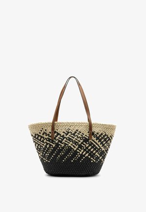 Geweven stro totebag met zwart en natuurlijke patronen, voorzien van twee bruine leren schouderbanden.