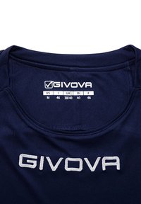 Námornícky modré športové tričko s okrúhlym výstrihom, ktoré má na golieri bielu výšivku loga "GIVOVA" a veľkostné údaje na štítku.