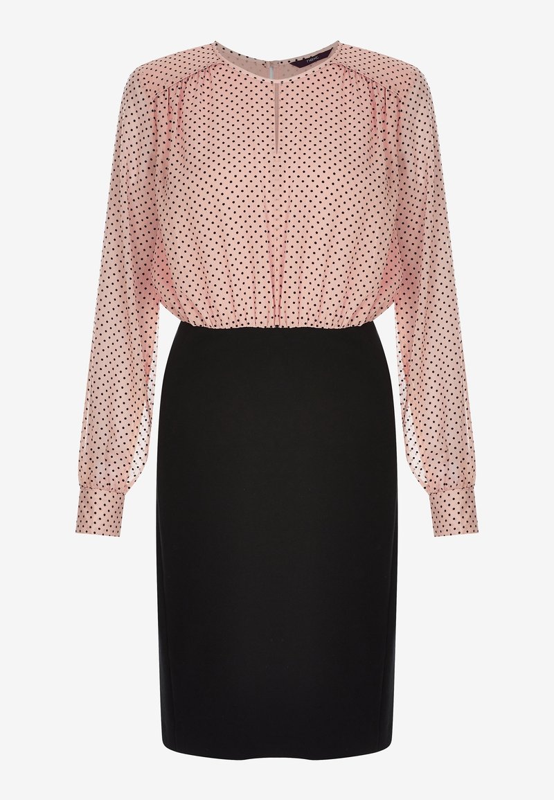 Robe à manches longues avec un haut rose à pois et une jupe noire unie longueur genou, avec un col rond et une taille cintrée.