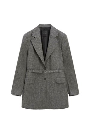 Cappotto in misto lana grigio dal design sartoriale, con rever a punta, due tasche frontali, vita cinquecentata con cintura e chiusura a un bottone.