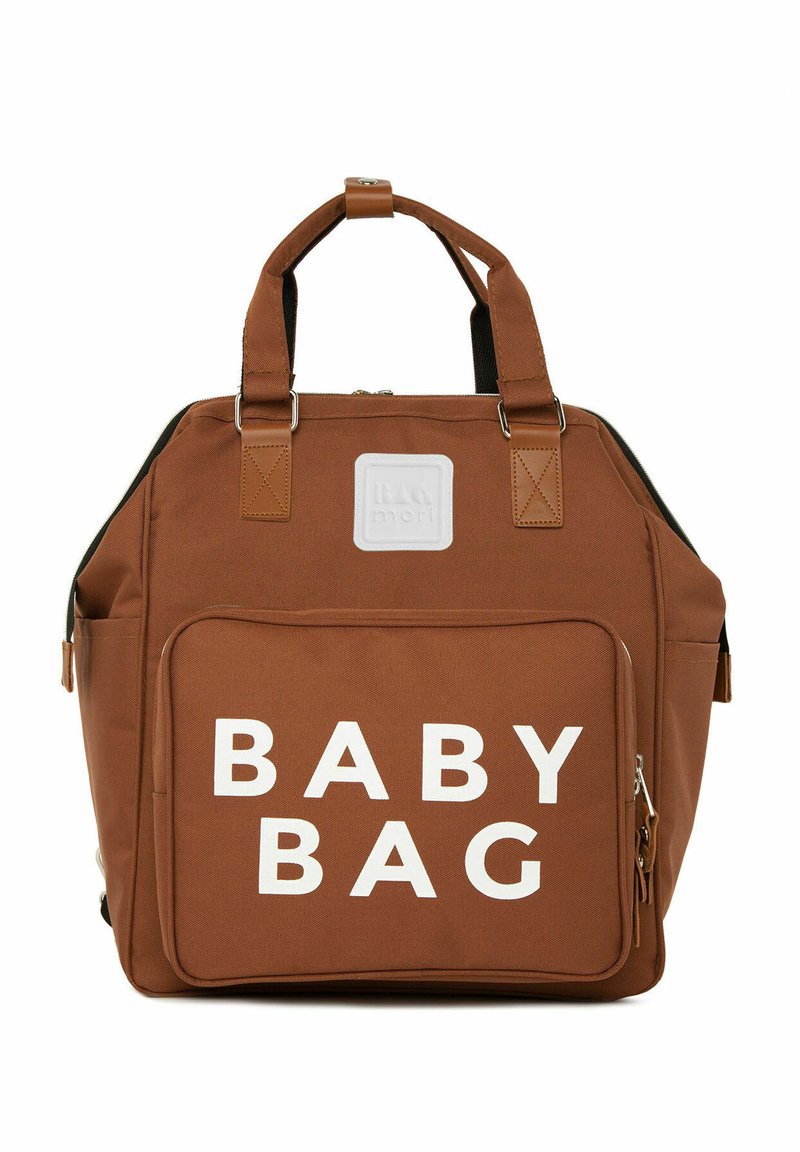 Barna szövet babatáska, amelyen felső fogantyúk, egy nagy elülső zseb található "BABY BAG" felirattal, valamint kontrasztos fekete díszítések. Tartós és tágas kialakítás.