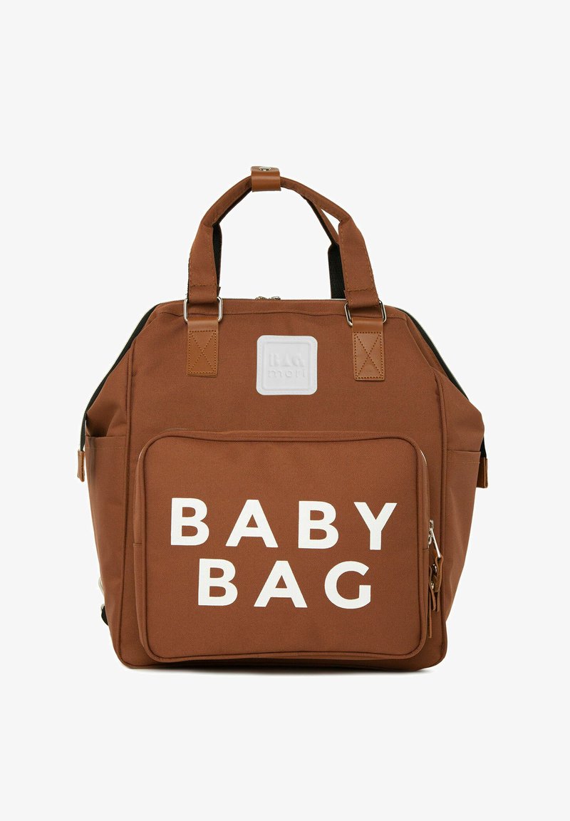 Bruine stoffen babybag met bovenhandgrepen, een grote voorkantzak met de tekst "BABY BAG" en contrasterende zwarte accenten. Duurzaam en ruim ontwerp.