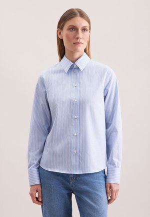 Camicia a righe in azzurro chiaro con sottili righe bianche e pastello, caratterizzata da un colletto appuntito e maniche lunghe, realizzata in tessuto morbido.
