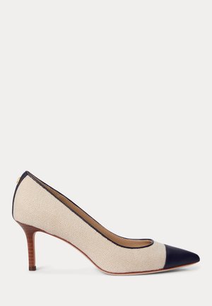 Escarpin en tissu beige à bout pointu avec bout et bordure bleu marine, talon aiguille moyen en bois et semelle en cuir.
