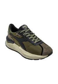 Sneaker da uomo con una combinazione di colori verde oliva e nero. Presenta materiali in pelle e camoscio, una tomaia texture e una suola robusta.