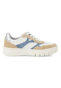 Sneaker con tomaia in pelle bianca, dettagli in camoscio color sabbia e denim, particolare sul tallone in argento e una spessa suola in gomma bianca con scanalature.