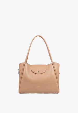 Sac à main Lancaster Paris en cuir beige avec rabat frontal, bouton-pression doré et double bandoulière sur fond blanc uni.