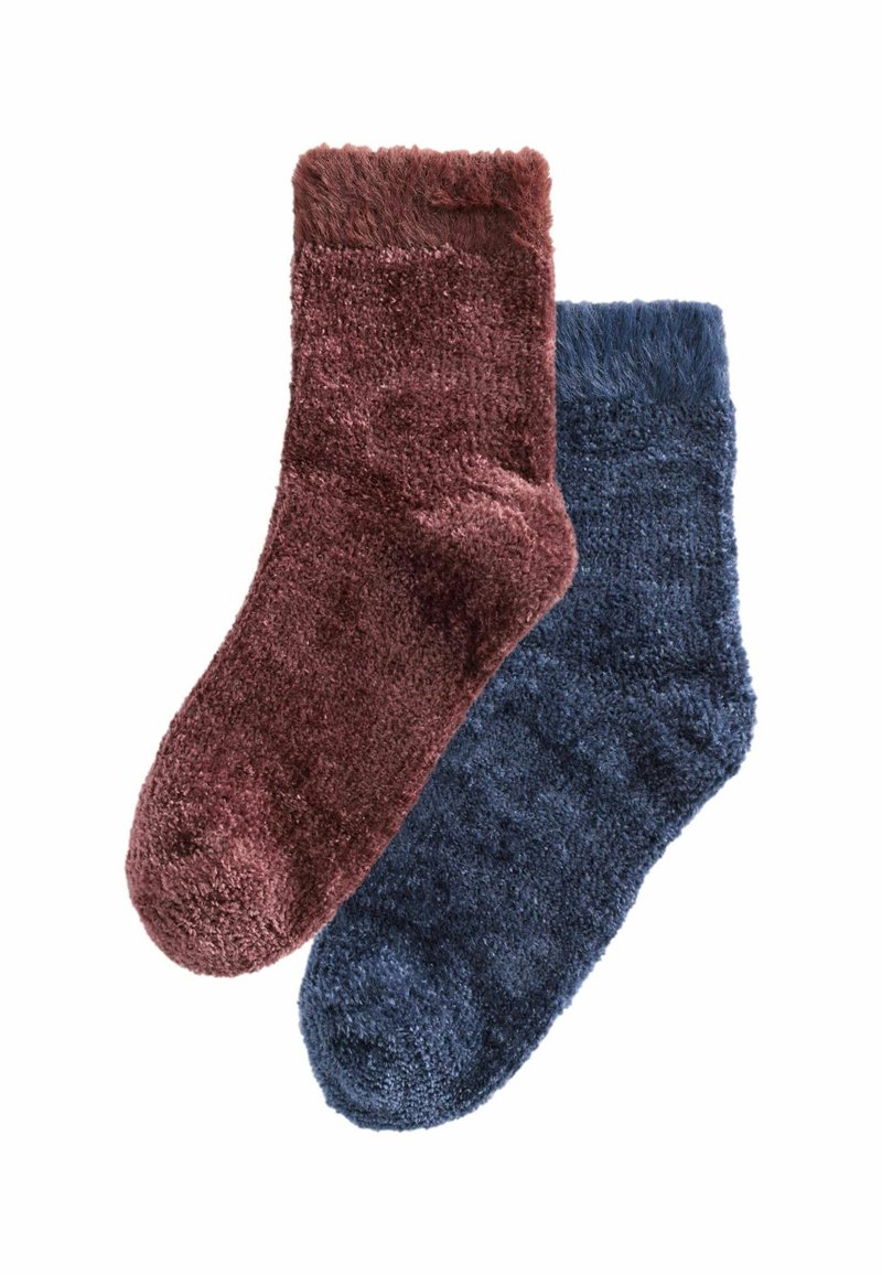 Ett par mysiga, fluffiga strumpor i två färger. Den ena är vinröd och den andra är marinblå. Båda har en mjuk, strukturerad yta och ribbade muddar.