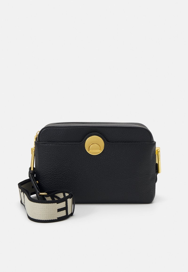 Schwarze Ledertasche mit einer strukturierten rechteckigen Form. Verfügt über einen goldfarbenen runden Verschluss und einen gemusterten Stoffgurt. Texturierte Oberfläche.