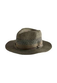 Sombrero de paja color caqui con una banda texturizada y detalles trenzados alrededor de la corona, que cuenta con un ala ancha y plana. Su diseño presenta suaves curvas.