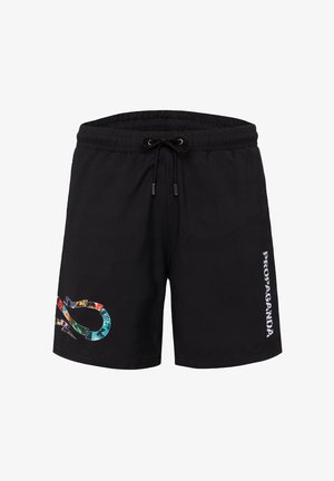 Pantaloncini neri con coulisse, con un design astratto colorato di serpente sulla gamba sinistra e la scritta bianca "PROPAGANDA" sulla gamba destra.