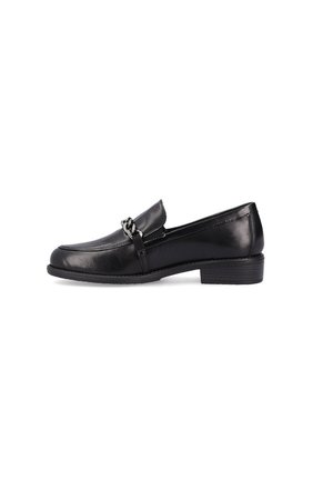 Mocassins en cuir noir avec un talon bas, dotés d'un accent décoratif en chaîne sur le dessus et d'une texture lisse sur l'ensemble du design.