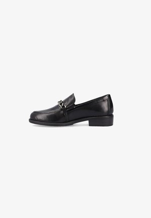 Mocassini in pelle nera con tacco basso, caratterizzati da un accento decorativo a catena sulla parte superiore e una texture liscia in tutto il design.
