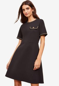 Friends Like These SHORT SLEEVE PONTE WITH GOLD CHAIN DETAILING - Laisvo kirpimo suknelė - black