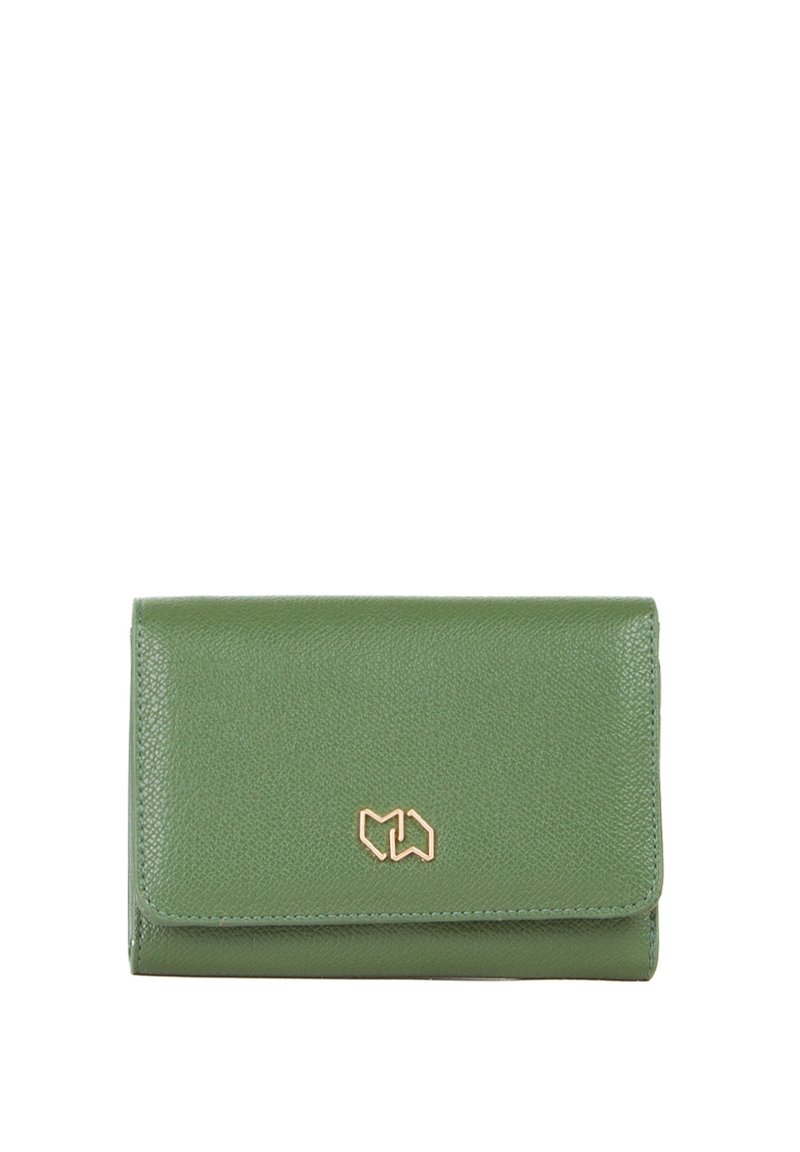 Portafoglio in pelle verde con texture e logo geometrico dorato sulla patta anteriore, chiuso, isolato su sfondo bianco.
