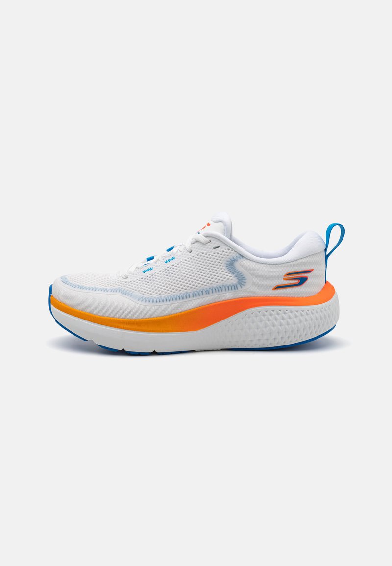 Zapatilla deportiva blanca con parte superior de malla transpirable, acento en la entresuela naranja, detalles azules y suela texturizada. Presenta un diseño acolchado.