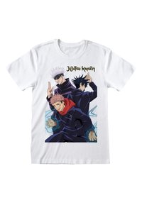 Camiseta de algodón blanca con un gráfico colorido de tres personajes animados de "Jujutsu Kaisen", con contornos en negrita y trajes vibrantes.