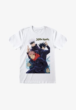 Witte katoenen t-shirt met een kleurrafische afbeelding van drie animatiepersonages uit "Jujutsu Kaisen," met gedurfde omtrekken en levendige kostuums.