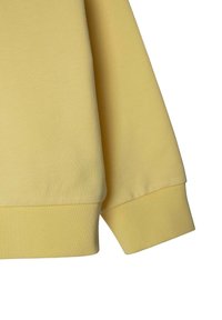 Geel sweatshirt van een zachte, gestructureerde stof. Heeft een omgeslagen mouw en een rechte zoom, met een minimalistisch ontwerp.