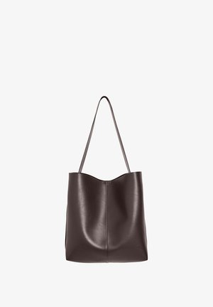 Bolso tote de cuero marrón oscuro con una sola correa para el hombro y superficie lisa, sin adornos, mostrado contra un fondo blanco.