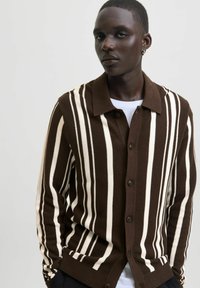 Braun und creme gestreifter Strickcardigan mit Kragen und Knopfverschluss, ausgestattet mit einem strukturierten Stoff und zwei seitlichen Taschen.