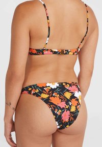 Bloemenbikini in zwart met levendige oranje, roze en witte bloemen. Dunne bandjes en een hoog uitgesneden broekontwerp. Gladde stofstructuur.