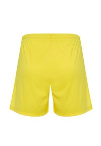 Gula sportshorts gjorda av lätt material, med en elastisk midja och en jämn yta, utan synliga mönster eller detaljer.