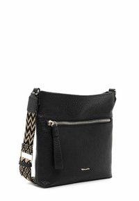 Borsa a tracolla in pelle nera texture, con una tasca frontale con zip e una tracolla in tessuto decorato con un design geometrico.