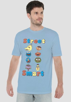 SESAME STREET STREET SMART - Print T-shirt - light blue