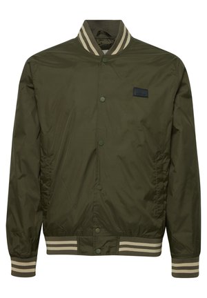 Olivgrön bomberjacka i lätt material, med ribbad krage med beige ränder, tryckknappar och sidofickor.