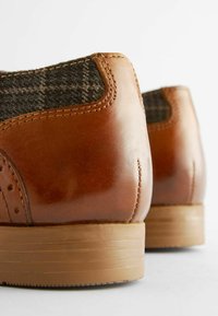 Next CHECK BROGUE REGULAR FIT - Derbies & Richelieus - tan brown