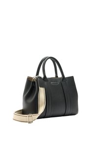 Czarna skórzana torebka o teksturowanym wykończeniu, z krótkimi uchwytami i odpinanym kremowym paskiem do noszenia na krzyż. Posiada subtelne detale szwów.