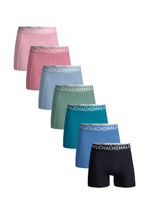 Sette boxer da uomo in fila, colori dal rosa chiaro, rosa, azzurro, verde, verde acqua, blu, al nero, tutti con elastici bianchi con la scritta "MUCHACHOMALO".