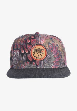 Kšiltovka typu snapback s multikolorovým vzorem peří, černým denimovým kšiltem a kulatým vyšitým logem na přední části.