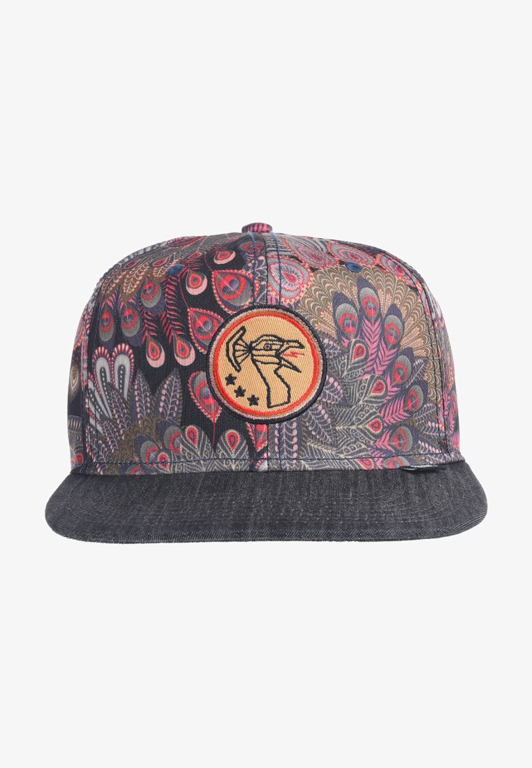 Snapback-lippalakki, jossa on monivärinen sulkamalli, musta farkkukanna ja pyöreä brodeerattu logo etuosassa.