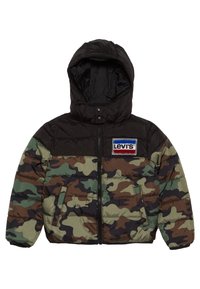 Camouflage dynejakke med sort hætte og øvre sektion, grønne og brune mønstre, lynlås foran og Levi's logo-patch på brystet.