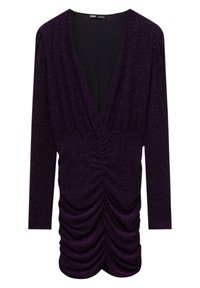Robe violet foncé à manches longues, encolure en V profonde, détails froncés et texture de tissu brillante.