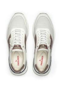 Zapatillas blancas y marrones con una parte superior de malla, cuello acolchado y acentos azules en contraste. Cordones y plantilla acolchada visibles.