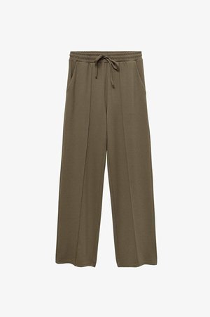 Pantaloni a gamba larga in verde oliva, realizzati in un tessuto morbido. Presentano una vita elastica con cordino e tasche laterali. Tessuto liscio.