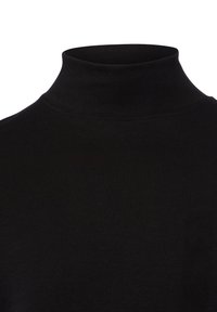 Czarna koszulka typu golf wykonana z gładkiego, elastycznego materiału. Posiada dopasowany krój z wysokim kołnierzem i schludnymi detalami szwów.