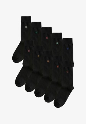 Dešimt juodų vidutinio ilgio kojinių komplektas, kiekvienoje kojinėje viršutinėje apvadai yra mažas spalvotas kvadratinis logotipas skirtingų spalvų.