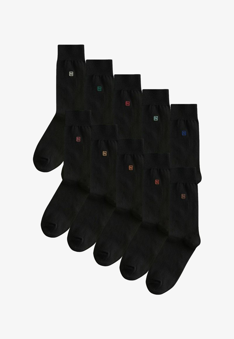 Zestaw dziesięciu czarnych skarpetek do połowy łydki, z których każda ma małe kolorowe logo w kształcie kwadratu umieszczone blisko górnej krawędzi, w różnych kolorach.