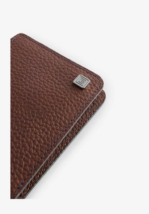 Braune Lederbörse mit strukturiertem Finish, blauer Naht und einem quadratischen metallischen Logo-Detail in der Ecke, das ein kompaktes Design zeigt.